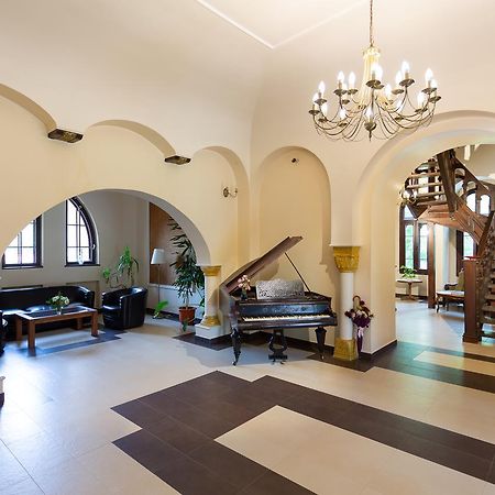 Отель Casa Danielescu Тыргу-Жиу Экстерьер фото