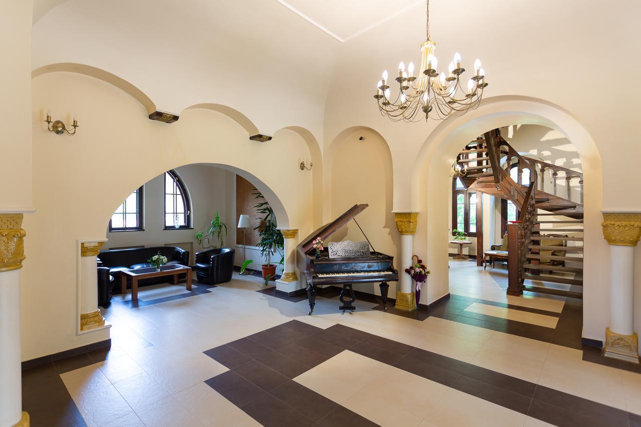 Отель Casa Danielescu Тыргу-Жиу Экстерьер фото