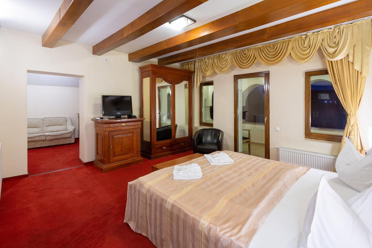 Отель Casa Danielescu Тыргу-Жиу Экстерьер фото
